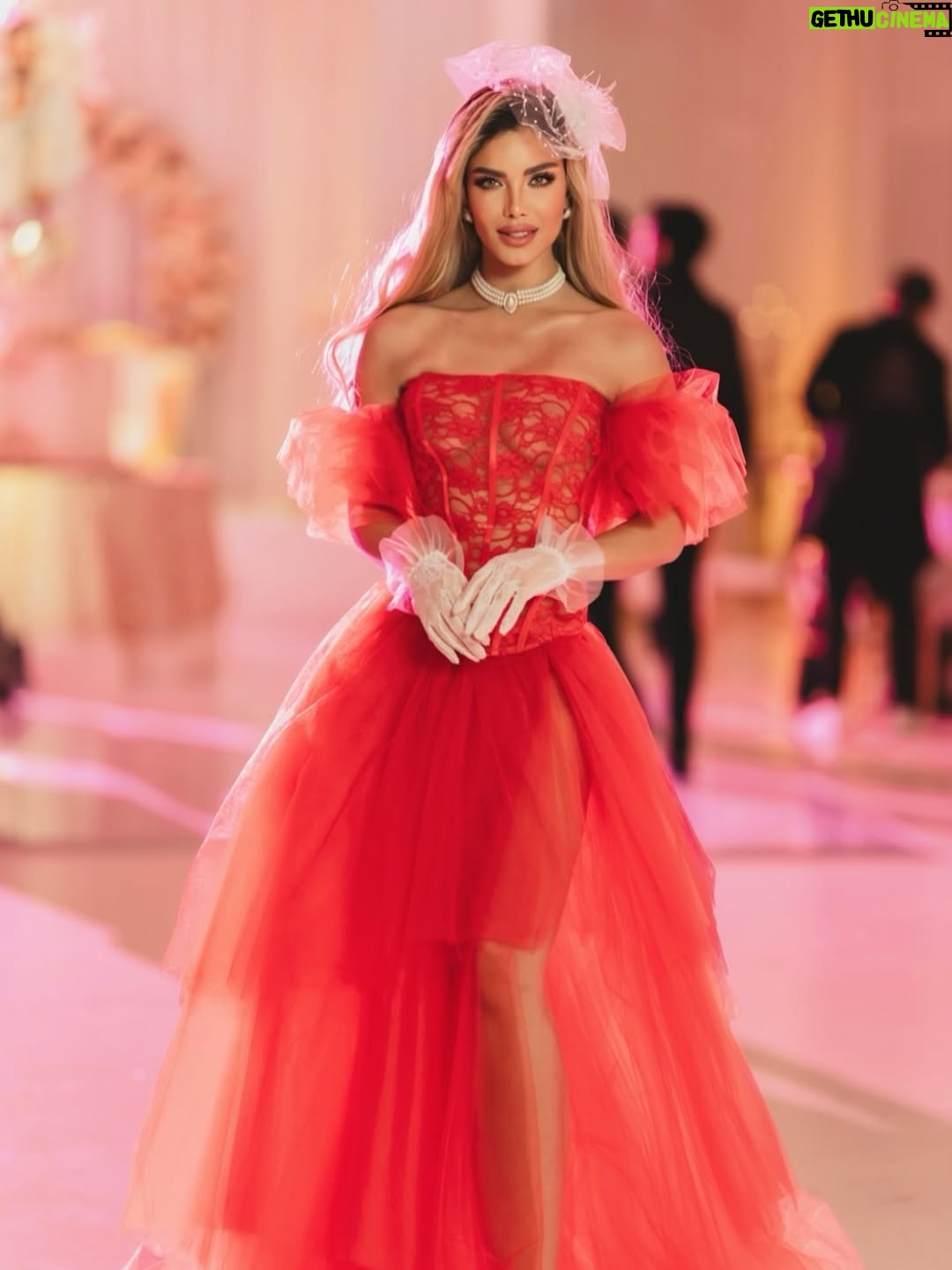 Aleska Génesis - 59.7K Likes - Una noche digna de la alta sociedad. Celebrando el cumpleaños de @carlosadyan al más puro estilo Bridgerton, donde la elegancia, el romance y el drama de época se encontraron 🤍

Gracias a @otaymazerpadesigns @paolacappa por este diseño majestuoso que me hizo sentir parte de la realeza ✨

📸 @leandromfoto