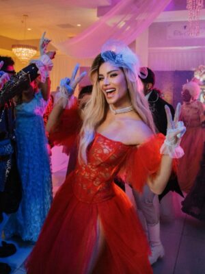 Aleska Génesis Instagram - Una noche digna de la alta sociedad. Celebrando el cumpleaños de @carlosadyan al más puro estilo Bridgerton, donde la elegancia, el romance y el drama de época se encontraron 🤍
Gracias a @otaymazerpadesigns @paolacappa por este diseño majestuoso que me hizo sentir parte de la realeza ✨
📸 @leandromfoto