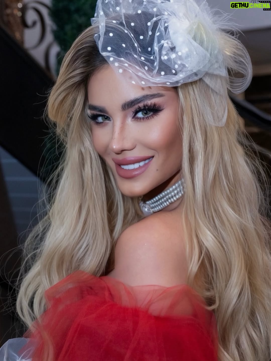 Aleska Génesis - 69.6K Likes - Mírate mírate bien 🍒

Cree en ti y brilla sin miedo … la estrellas más poderosas nacen en la oscuridad ✨

📸 @miamimediaproject 

Hair @joncoiffure ❤️
Outfit @otaymazerpadesigns 🤍