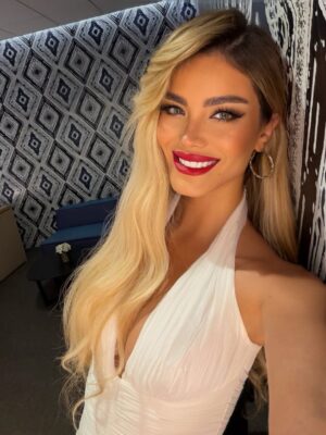 Aleska Génesis Instagram - Un paso más en este camino como conductora en @telemundo
Mi primera vez conduciendo en #PicaySeExtiende
Nerviosa, feliz y hablando de lo que importa.
Venezuela 🇻🇪
Gracias por acompañarme siempre..
Venezuela no está sola y pronto seremos Libre 🤍🕊️
Gracias por las fotos @thedanielsalamanca
Outfit @benditoclosetstyle
Makeup @makeupbyyrey