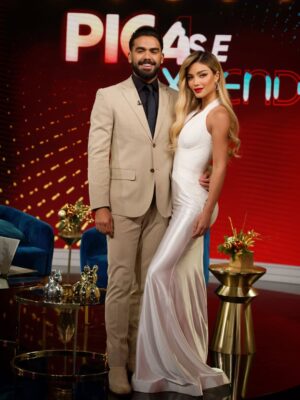 Aleska Génesis Instagram - Un paso más en este camino como conductora en @telemundo
Mi primera vez conduciendo en #PicaySeExtiende
Nerviosa, feliz y hablando de lo que importa.
Venezuela 🇻🇪
Gracias por acompañarme siempre..
Venezuela no está sola y pronto seremos Libre 🤍🕊️
Gracias por las fotos @thedanielsalamanca
Outfit @benditoclosetstyle
Makeup @makeupbyyrey