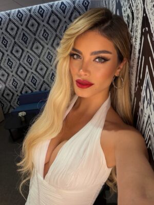Aleska Génesis Instagram - Un paso más en este camino como conductora en @telemundo
Mi primera vez conduciendo en #PicaySeExtiende
Nerviosa, feliz y hablando de lo que importa.
Venezuela 🇻🇪
Gracias por acompañarme siempre..
Venezuela no está sola y pronto seremos Libre 🤍🕊️
Gracias por las fotos @thedanielsalamanca
Outfit @benditoclosetstyle
Makeup @makeupbyyrey