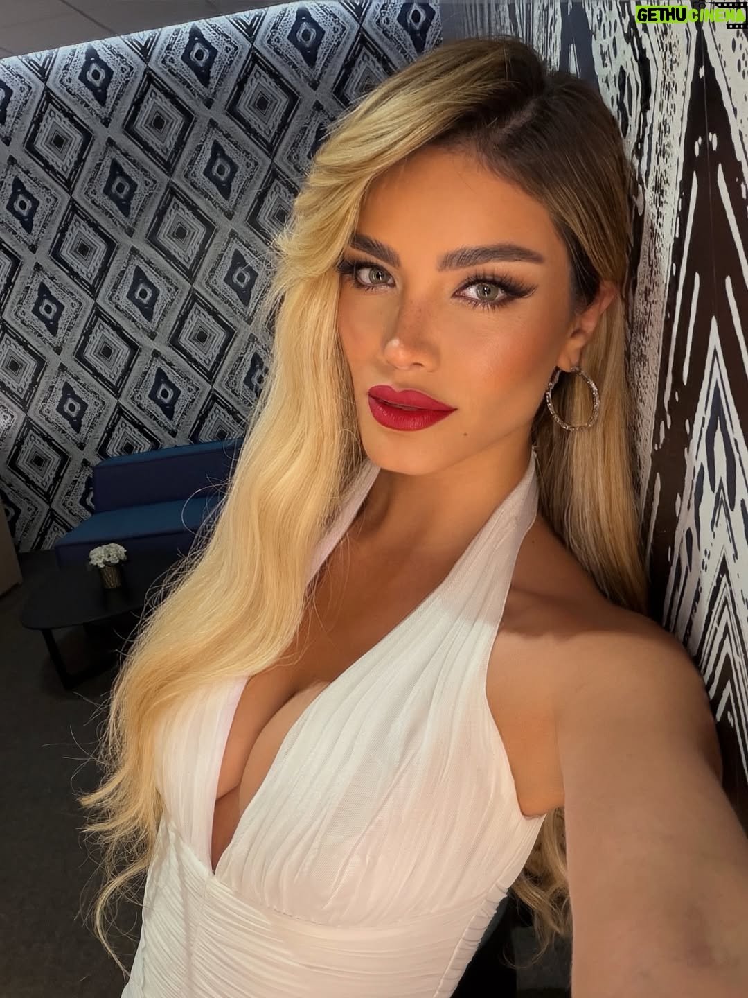 Aleska Génesis - 74.8K Likes - Un paso más en este camino como conductora en @telemundo 

Mi primera vez conduciendo en #PicaySeExtiende 
Nerviosa, feliz y hablando de lo que importa.
Venezuela 🇻🇪

Gracias por acompañarme siempre.. 

Venezuela no está sola y pronto seremos Libre 🤍🕊️

Gracias por las fotos @thedanielsalamanca 

Outfit @benditoclosetstyle 
Makeup @makeupbyyrey