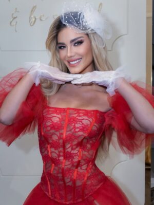 Aleska Génesis Instagram - Mírate mírate bien 🍒
Cree en ti y brilla sin miedo … la estrellas más poderosas nacen en la oscuridad ✨
📸 @miamimediaproject
Hair @joncoiffure ❤️
Outfit @otaymazerpadesigns 🤍