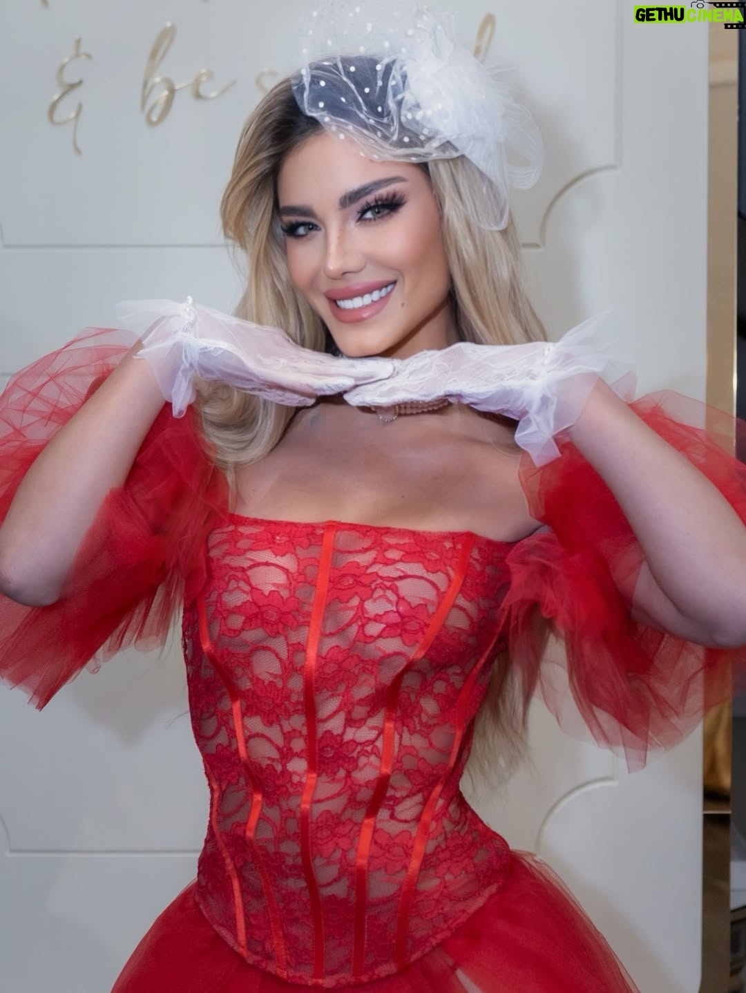 Aleska Génesis - 69.6K Likes - Mírate mírate bien 🍒

Cree en ti y brilla sin miedo … la estrellas más poderosas nacen en la oscuridad ✨

📸 @miamimediaproject 

Hair @joncoiffure ❤️
Outfit @otaymazerpadesigns 🤍