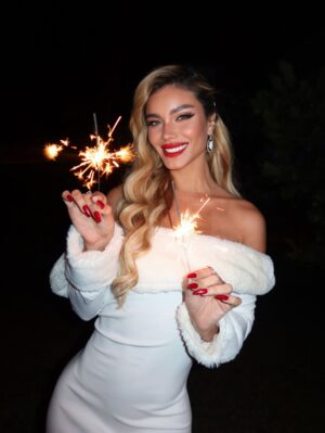 Aleska Génesis Instagram - Agradezco a Dios por la vida y por todo el amor que me da, agradezco cada instante que me hizo sonreír, cada desafío que me hizo más fuerte y cada persona que me acompañó… Bienvenido 2026 🤍✨
Feliz año nuevo 🎆
P.D. 2026 comenzó sorprendiéndonos 😮💨