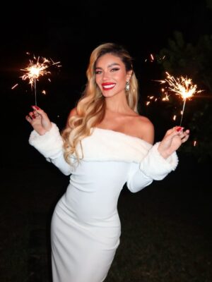 Aleska Génesis Instagram - Agradezco a Dios por la vida y por todo el amor que me da, agradezco cada instante que me hizo sonreír, cada desafío que me hizo más fuerte y cada persona que me acompañó… Bienvenido 2026 🤍✨
Feliz año nuevo 🎆
P.D. 2026 comenzó sorprendiéndonos 😮💨