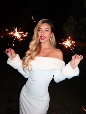 Aleska Génesis Instagram - Agradezco a Dios por la vida y por todo el amor que me da, agradezco cada instante que me hizo sonreír, cada desafío que me hizo más fuerte y cada persona que me acompañó… Bienvenido 2026 🤍✨
Feliz año nuevo 🎆
P.D. 2026 comenzó sorprendiéndonos 😮💨