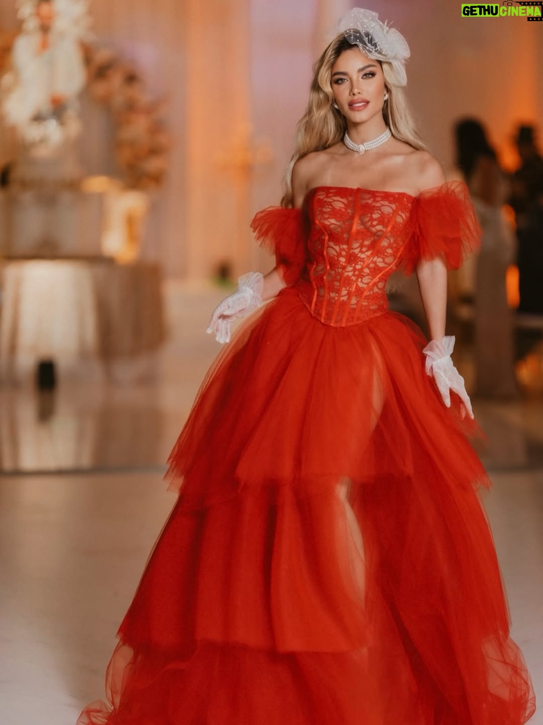 Aleska Génesis - 59.7K Likes - Una noche digna de la alta sociedad. Celebrando el cumpleaños de @carlosadyan al más puro estilo Bridgerton, donde la elegancia, el romance y el drama de época se encontraron 🤍

Gracias a @otaymazerpadesigns @paolacappa por este diseño majestuoso que me hizo sentir parte de la realeza ✨

📸 @leandromfoto