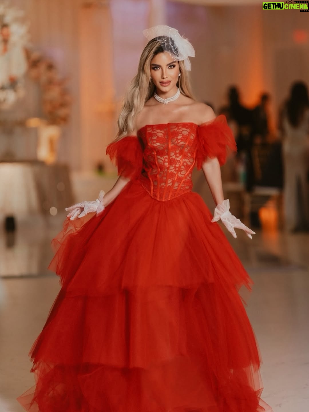 Aleska Génesis - 59.7K Likes - Una noche digna de la alta sociedad. Celebrando el cumpleaños de @carlosadyan al más puro estilo Bridgerton, donde la elegancia, el romance y el drama de época se encontraron 🤍

Gracias a @otaymazerpadesigns @paolacappa por este diseño majestuoso que me hizo sentir parte de la realeza ✨

📸 @leandromfoto