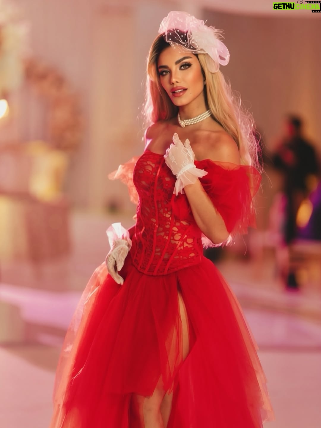 Aleska Génesis - 59.7K Likes - Una noche digna de la alta sociedad. Celebrando el cumpleaños de @carlosadyan al más puro estilo Bridgerton, donde la elegancia, el romance y el drama de época se encontraron 🤍

Gracias a @otaymazerpadesigns @paolacappa por este diseño majestuoso que me hizo sentir parte de la realeza ✨

📸 @leandromfoto