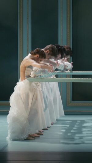 Alessandra Ferri Instagram - It's Premiere Day!
A heartfelt TOI TOI TOI to our dancers, artistic team and everyone off stage for tonight's @volksoper premiere of »Marie Antoinette« by Thierry Malandain 💙
📽️ @schauenundbauen
#wienerstaatsballett #viennastateballet #wien #vienna #volksoperwien @alessandraferriofficial_ @malandain_ballet_biarritz @christophaltstaedt