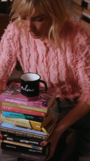 Alexandra Borbély Instagram - #reklám| 🫧📚legközelebb talán 10 év múlva szeretnék könyvrendszerezést csinálni ABC sorrendben
viszont a kávészünetekkel kibírható, de képzeljétek, így is egy hétig tartott
és nálam célba ért a kávéba keverhető kollagén, mert ennek rendszerességét be tudom tartani, főként, ha közel teszem a kollagént a kávégéphez😎

az Organic Force Kávékollagén
300 g hidrolizált marhakollagén peptidek – nagy tisztaságú, kiváló hasznosulással
Biotin (B7-vitamin) – hozzájárul az egészséges hajhoz, bőrhöz és körmökhöz
E-vitamin – antioxidáns védelem a sejtek számára
Inulin (prebiotikum) – támogatja a bélflóra egyensúlyát
#kévékollagén #szépségbelülről #napirutin 
@organicforce.hu