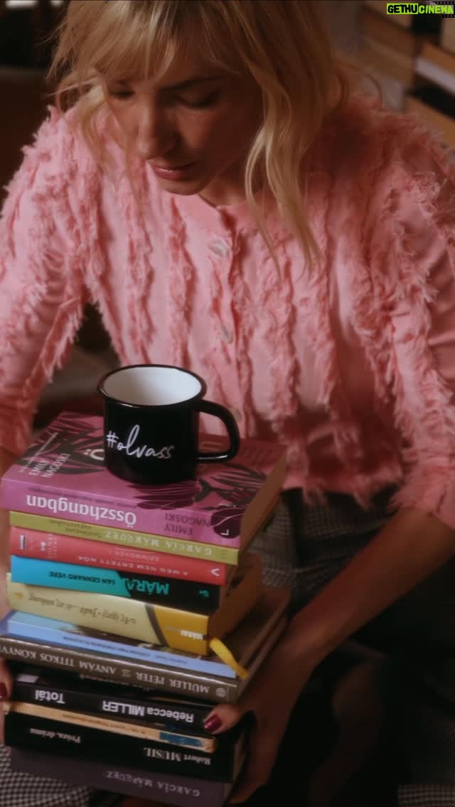 Alexandra Borbély - 464 Likes - #reklám| 🫧📚legközelebb talán 10 év múlva szeretnék könyvrendszerezést csinálni ABC sorrendben
viszont a kávészünetekkel kibírható, de képzeljétek, így is egy hétig tartott
és nálam célba ért a kávéba keverhető kollagén, mert ennek rendszerességét be tudom tartani, főként, ha közel teszem a kollagént a kávégéphez😎

az Organic Force Kávékollagén
300 g hidrolizált marhakollagén peptidek – nagy tisztaságú, kiváló hasznosulással
Biotin (B7-vitamin) – hozzájárul az egészséges hajhoz, bőrhöz és körmökhöz
E-vitamin – antioxidáns védelem a sejtek számára
Inulin (prebiotikum) – támogatja a bélflóra egyensúlyát
#kévékollagén #szépségbelülről #napirutin 
@organicforce.hu