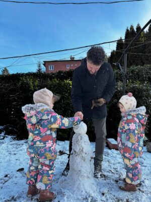 Alexandra Borbély Instagram - és miután kész lett a varjú&pingvin keverék hóemberünk, és került rá egy kis csillámpor, a neve pedig Hóemberke lett, annyit kívánok csak ebben az évben, hogy nagyon sok ilyen napunk legyen még⛄️🩵⛄️