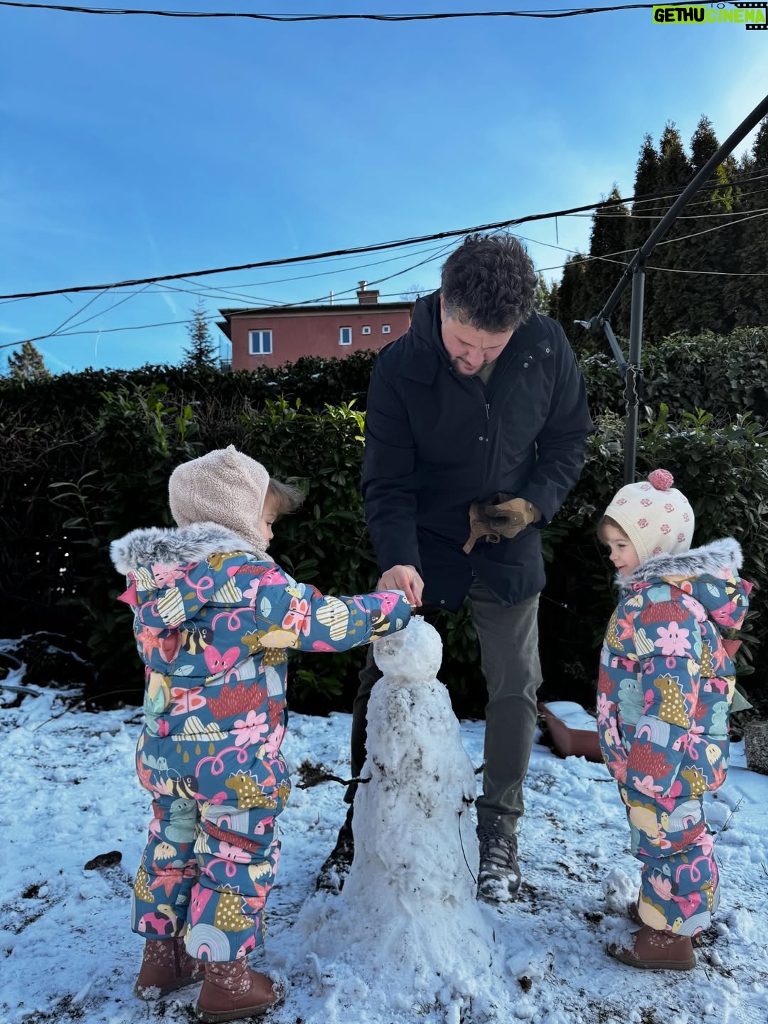 Alexandra Borbély - 6.5K Likes - és miután kész lett a varjú&pingvin keverék hóemberünk, és került rá egy kis csillámpor, a neve pedig Hóemberke lett, annyit kívánok csak ebben az évben, hogy nagyon sok ilyen napunk legyen még⛄️🩵⛄️