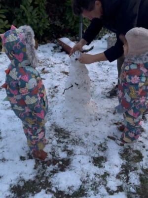 Alexandra Borbély Instagram - és miután kész lett a varjú&pingvin keverék hóemberünk, és került rá egy kis csillámpor, a neve pedig Hóemberke lett, annyit kívánok csak ebben az évben, hogy nagyon sok ilyen napunk legyen még⛄️🩵⛄️