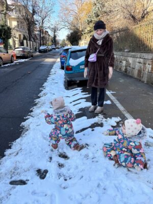 Alexandra Borbély Instagram - és miután kész lett a varjú&pingvin keverék hóemberünk, és került rá egy kis csillámpor, a neve pedig Hóemberke lett, annyit kívánok csak ebben az évben, hogy nagyon sok ilyen napunk legyen még⛄️🩵⛄️