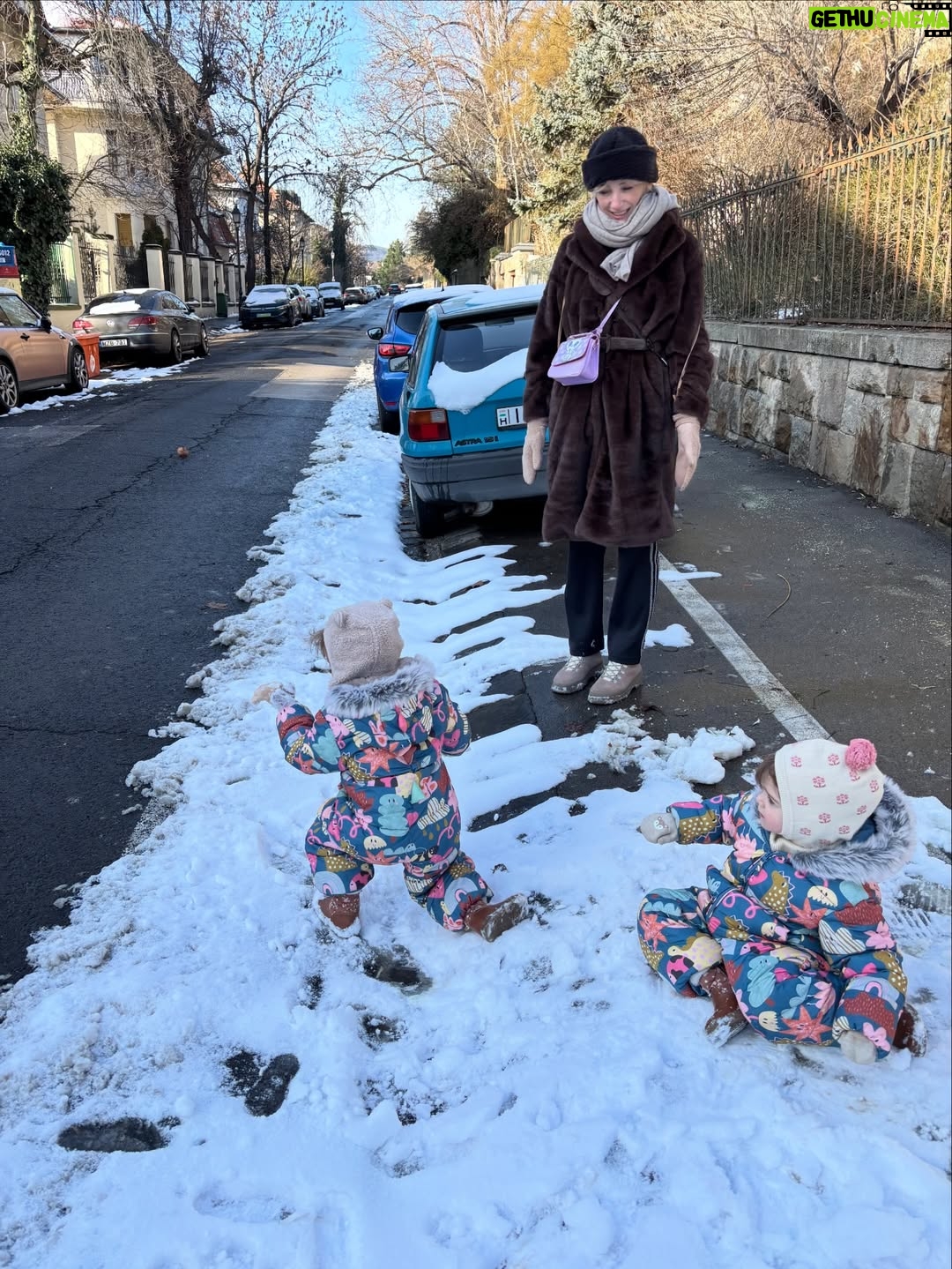 Alexandra Borbély - 6.5K Likes - és miután kész lett a varjú&pingvin keverék hóemberünk, és került rá egy kis csillámpor, a neve pedig Hóemberke lett, annyit kívánok csak ebben az évben, hogy nagyon sok ilyen napunk legyen még⛄️🩵⛄️
