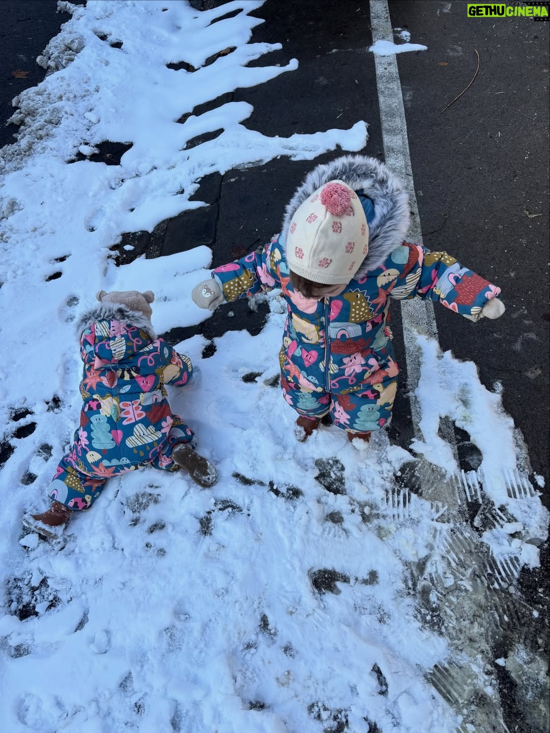 Alexandra Borbély - 6.5K Likes - és miután kész lett a varjú&pingvin keverék hóemberünk, és került rá egy kis csillámpor, a neve pedig Hóemberke lett, annyit kívánok csak ebben az évben, hogy nagyon sok ilyen napunk legyen még⛄️🩵⛄️
