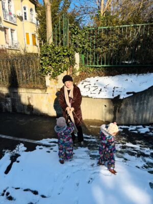 Alexandra Borbély Instagram - és miután kész lett a varjú&pingvin keverék hóemberünk, és került rá egy kis csillámpor, a neve pedig Hóemberke lett, annyit kívánok csak ebben az évben, hogy nagyon sok ilyen napunk legyen még⛄️🩵⛄️