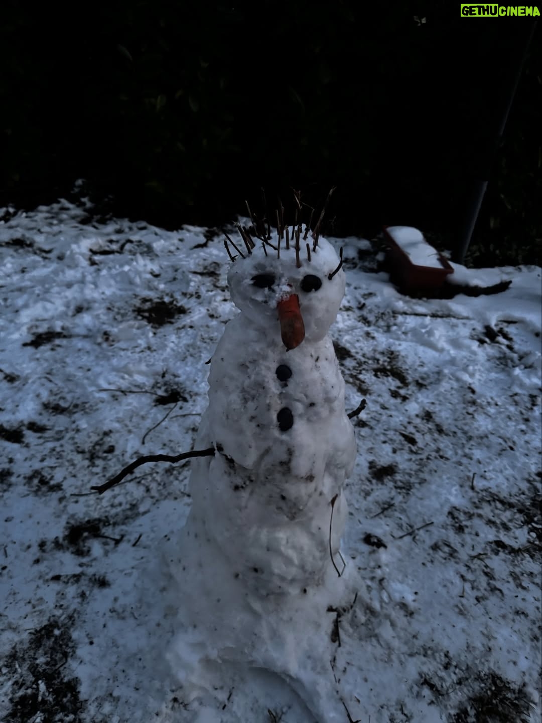 Alexandra Borbély - 6.5K Likes - és miután kész lett a varjú&pingvin keverék hóemberünk, és került rá egy kis csillámpor, a neve pedig Hóemberke lett, annyit kívánok csak ebben az évben, hogy nagyon sok ilyen napunk legyen még⛄️🩵⛄️