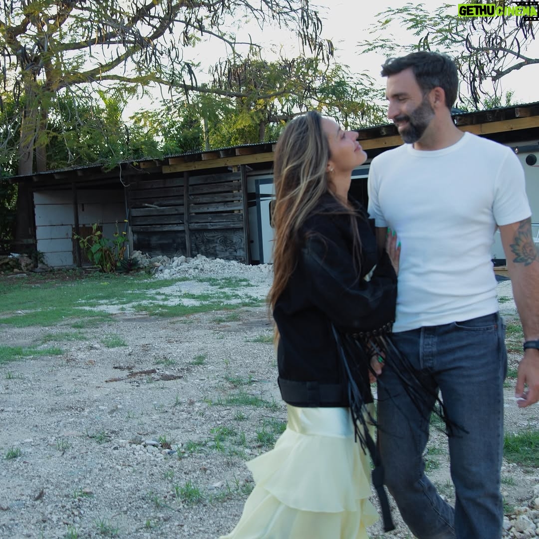 Alexandra Cosentino - 0.9K Likes - Un premier sneak peek de ma DA (direction artistique) pour créer l’identité visuelle du ranch … Ce que j’adore plus que tout, c’est livrer en photos ce que je ressens d’un lieu quand j’y suis… alors quoi de mieux que deux Aquarius brain pour imager un feeling … 👏🏽 et c’est exactement ce qu’on a fait Angie ( derrière le Kodak ) & moi (partout ailleurs en même temps) pour la V2 du site web du « Ranch Resort Sport & Spa, Bahamas »!
 
Attendez de voir les photos des chevaux … je vais devoir faire plusieurs post pour tout share ça ! 😜🤌🏽🙆🏽‍♀️🐴🐴🐴

IT’S A VIBE ! And we’ve been very artistic in the process(right girl, this one’s for you AHAHAH!) 

Voici le mood que tu vis quand tu atterris sur la land… J’espère que tu captes l’essence sur ses images … le caring de notre team pour nos chevaux, la douceur des lieux, mais la force tout autant refléter à travers le soft… 
C’est calme, mais l’énergie habite toujours l’espace … Il fait chaud, mais le vent, les arbres, les oiseaux & tout le reste t’enveloppe dans le confort … c’est dure à exprimer… quand tu y seras, tu verras ce que je veux dire …. mais j’espère que vous capter l’essence que j’essaie de traduire via ses images ! 

On dit souvent qu’une image vaut mille mots… 
Toi, qu’est-ce que tu feel de ça? 

P.S.: Ça faisait officiellement 2 ans qu’on avait pas de nouvelles photos « d’amour » ensemble … there you go @sirkmayer 😂!

#ranchresortbahamas #ranchlifeisgoodlife #expats #bahamaslife #wellnessequinecenter #nassaubahamas #angiemyersphotography