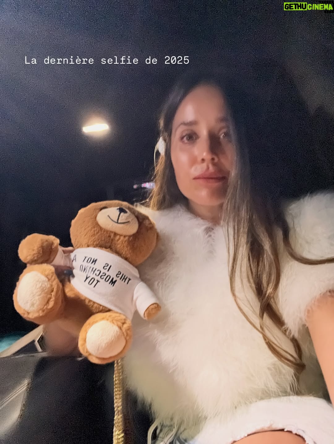 Alexandra Cosentino - 239 Likes - Et finalement: « It took the deep dark to finally see my own light. » - The Return 9/9 (Le Manifeste du Tapis)

C’est comme ça que je me sens. La moisissure se nettoie dans la maison. Le cœur guérit, la fréquence s’affine, la mission aussi. Et, la dernière slide, c’est mon enthousiasme d’entrer dans 2026.

2026: C’est mon retour.
« […] I didn’t come back the same — I came back whole. »

2025, tu complètes un cycle de 9 ans qui m’a fait comprendre que dans la vie:
« There is only you becoming again what you already are. »

Tu m’as fait me rappeler que:
« This isn’t a journey of followers. It’s a remembering of sovereignty. »

Tu m’as rendue (encore plus) brave… « and sometimes brave sounds like… whatever it needs to sound like in that moment »

2025 cette année j’ai appris ce que c’était d’être réellement Présente;
« It’s not pretty.
It’s messy, human, wild, full of fears, flaws, reactions.
But also full of love. »

& Love doesn’t need a perfect posture. 
It needs a conscious pause.

« The mat gave me the breath.
But life is where I learned how to use it. 
Off the mat.
In real time.
Breath by breath. »

🖤

#byebye2025 #hello2026