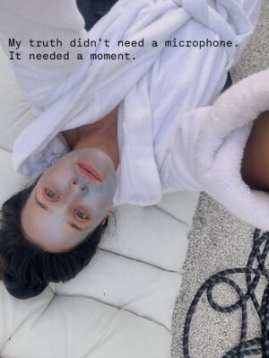 Alexandra Cosentino Instagram - Et finalement: « It took the deep dark to finally see my own light. » - The Return 9/9 (Le Manifeste du Tapis)

C’est comme ça que je me sens. La moisissure se nettoie dans la maison. Le cœur guérit, la fréquence s’affine, la mission aussi. Et, la dernière slide, c’est mon enthousiasme d’entrer dans 2026.

2026: C’est mon retour.
« […] I didn’t come back the same — I came back whole. »

2025, tu complètes un cycle de 9 ans qui m’a fait comprendre que dans la vie:
« There is only you becoming again what you already are. »

Tu m’as fait me rappeler que:
« This isn’t a journey of followers. It’s a remembering of sovereignty. »

Tu m’as rendue (encore plus) brave… « and sometimes brave sounds like… whatever it needs to sound like in that moment »

2025 cette année j’ai appris ce que c’était d’être réellement Présente;
« It’s not pretty.
It’s messy, human, wild, full of fears, flaws, reactions.
But also full of love. »

& Love doesn’t need a perfect posture. 
It needs a conscious pause.

« The mat gave me the breath.
But life is where I learned how to use it. 
Off the mat.
In real time.
Breath by breath. »

🖤

#byebye2025 #hello2026