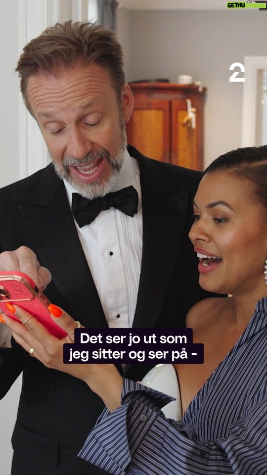 Alexandra Joner - 4.2K Likes - Helt perfekt gjør comeback, og jeg er med på reisen 🥹
Første dag på jobb: fullstendig starstruck.
Å jobbe med Thomas, Ine og Jon er like stort som det høres ut. Legender, hele gjengen

Programmet har premiere 28. desember 💃