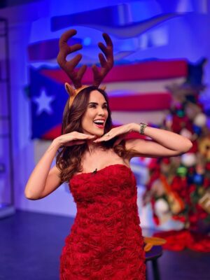 Alexandra Pomales Instagram - 🎁 Regalito de NAVIDAD pa’ todos los fans de @alexandrapomales 🎄🤭

¡Ella llegó con la mejor energía pa’ transformar tu mediodía! Te esperamos AHORA por #WapaTV   #WapaAmérica 📺🥇