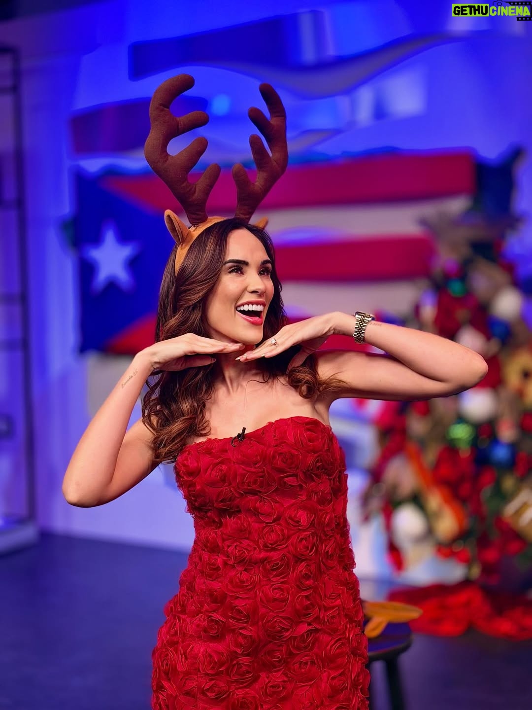 Alexandra Pomales - 238 Likes - 🎁 Regalito de NAVIDAD pa’ todos los fans de @alexandrapomales 🎄🤭

¡Ella llegó con la mejor energía pa’ transformar tu mediodía! Te esperamos AHORA por #WapaTV   #WapaAmérica 📺🥇