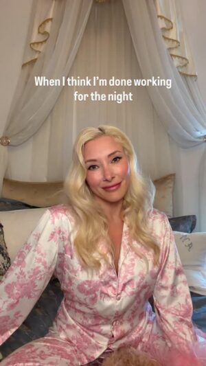 Alexandra Vino Instagram - The grind never stops when everyone is in different timezones…

#hustlehard #behindthescenes #latenights #nooffdays #dicipline