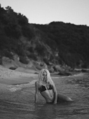 Alexandra Vino Instagram - Starting 2026 with a fresh feeling. Taking in nature and the sea, melt away all of long work days of 2025. Welcoming in the ease of a new beginning. So many things to be grateful for 📸🖤🏝️ Thank you ✨