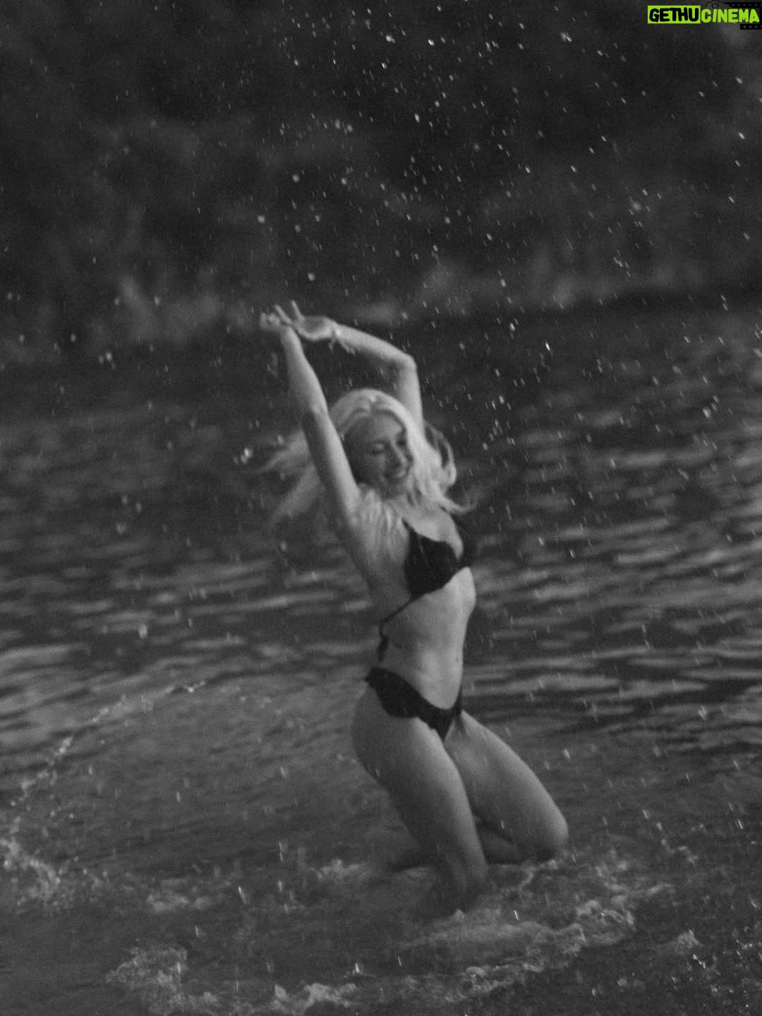Alexandra Vino - 3.2K Likes - Starting 2026 with a fresh feeling. Taking in nature and the sea, melt away all of long work days of 2025. Welcoming in the ease of a new beginning. So many things to be grateful for 📸🖤🏝️ Thank you ✨