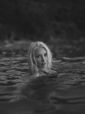Alexandra Vino Instagram - Starting 2026 with a fresh feeling. Taking in nature and the sea, melt away all of long work days of 2025. Welcoming in the ease of a new beginning. So many things to be grateful for 📸🖤🏝️ Thank you ✨