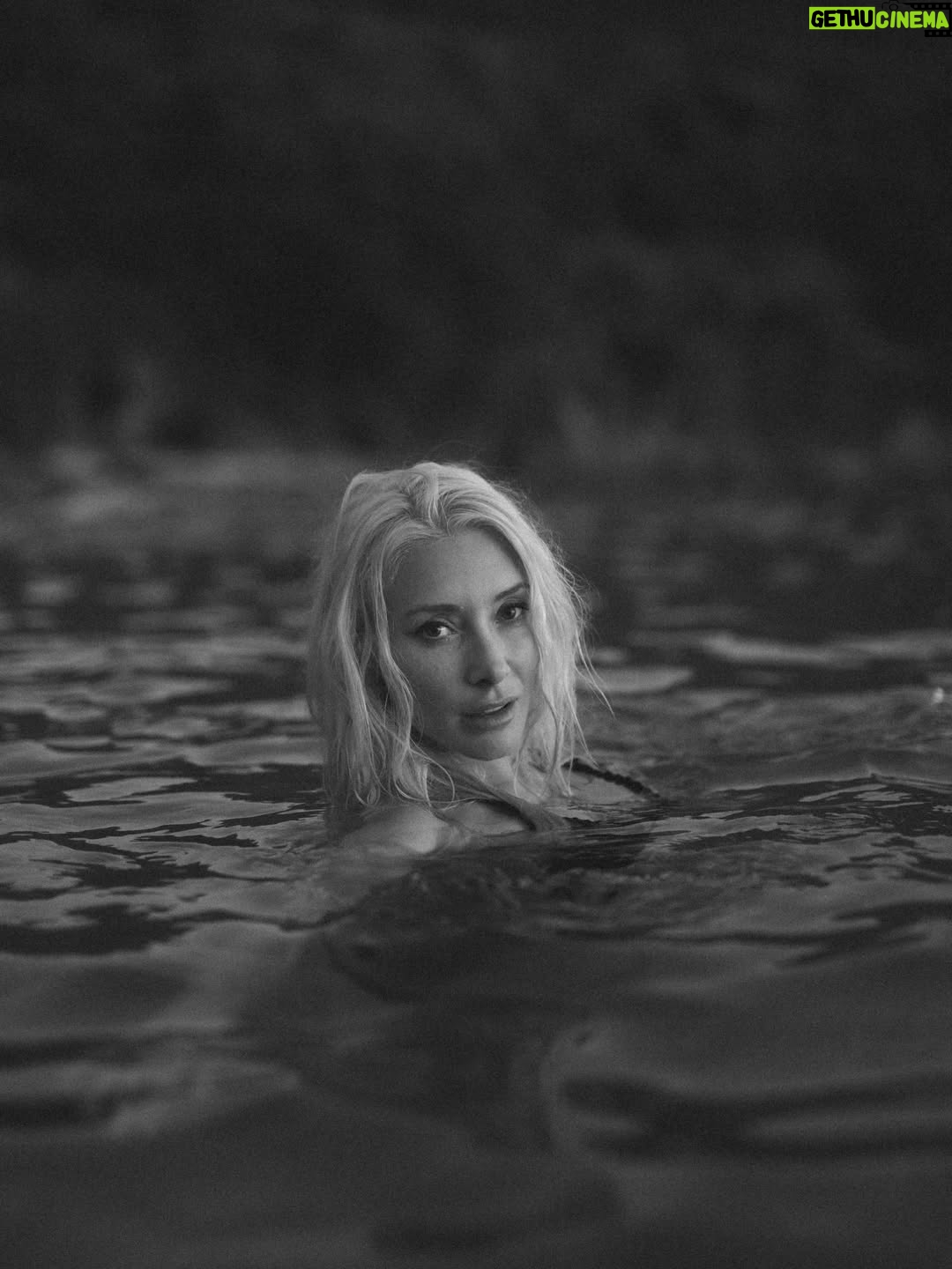 Alexandra Vino - 3.2K Likes - Starting 2026 with a fresh feeling. Taking in nature and the sea, melt away all of long work days of 2025. Welcoming in the ease of a new beginning. So many things to be grateful for 📸🖤🏝️ Thank you ✨