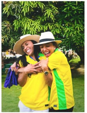 Alice Carvalho Instagram - Duas Martas!
A mesma camisa, o mesmo sonho de vencer e muito afeto!
Dividir a minha história com a Alice Carvalho no cinema é cuidado, escuta e verdade. 
Porque trajetórias seguem potentes quando contadas com o coração. 
Com direção de Andrucha Waddington, o filme tem roteiro de Elena Soarez, produção da Conspiração e coprodução Globo Filmes e TV Globo.