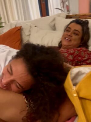Alice Carvalho Instagram - parece que o tempo vai passando e a luta é mesmo contra minha própria memoria
há 5 meses vivendo em estado de alerta
catando audios e fotos como mensagens na garrafa
não posso esquecer nada
nao quero esquecer, nao é justo esquecer
sendo que esquecer das coisas é tao importante quanto lembrar, eu sei disso. se a gente nao esquecesse de algumas coisas, cada um precisaria ter 2 cabeças
mas essa é a luta de quem tem saudade
ontem a noite, ainda mexida com o WME, so consegui dormir as 4 da manhã pq lembrei de coisas que ainda não tinha lembrado, como quando voce mandava fabinho deixar coisas pra mim lá em casa
como quando você me mandou pra festa com francisco, nao sei se pra ele cuidar de mim ou eu cuidar dele
sua carinha descendo as escadas antes de irmos ao show de seu pai e nossa cumplicidade ali, ajeitando a almofadinha
um churrasco na sua casa e eu lhe mostrei um mc la de natal, e você gritou “é minha musica!!!!” seguida da melhor gargalhada do mundo (a musica era ‘bisexual’ kkkkk)
você sentada na sarjeta em botafogo, tomando uma cervejinha pela primeira vez de novo (e achando bom-ruim)

o luto é de tanta gente mas é travessia solitária
calundu de um, solfejo agonia
não tem no mundo quem entenda essa falta
podem saber, mas não vão entender
cada falta é de um jeito

queria uma IA que freiasse o esquecimento inevitavel das coisas
uma tecnologia de recriação de memorias tambem
talvez escrever seja isso, uma tecnologia
unir um monte de letras com o desejo de um mundo ideal
inventar esquecimentos melhores

no meu mundo ideal eu ouço você me chamar de “lilica” e eu acordo e é verdade

ainda bem que meu apelido ainda nao esqueci

🤎