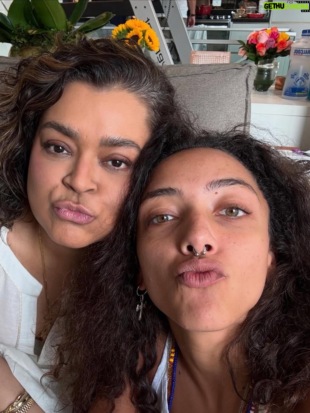Alice Carvalho - 34.8K Likes - parece que o tempo vai passando e a luta é mesmo contra minha própria memoria
há 5 meses vivendo em estado de alerta
catando audios e fotos como mensagens na garrafa
não posso esquecer nada
nao quero esquecer, nao é justo esquecer
sendo que esquecer das coisas é tao importante quanto lembrar, eu sei disso. se a gente nao esquecesse de algumas coisas, cada um precisaria ter 2 cabeças
mas essa é a luta de quem tem saudade
ontem a noite, ainda mexida com o WME, so consegui dormir as 4 da manhã pq lembrei de coisas que ainda não tinha lembrado, como quando voce mandava fabinho deixar coisas pra mim lá em casa
como quando você me mandou pra festa com francisco, nao sei se pra ele cuidar de mim ou eu cuidar dele
sua carinha descendo as escadas antes de irmos ao show de seu pai e nossa cumplicidade ali, ajeitando a almofadinha
um churrasco na sua casa e eu lhe mostrei um mc la de natal, e você gritou “é minha musica!!!!” seguida da melhor gargalhada do mundo (a musica era ‘bisexual’ kkkkk)
você sentada na sarjeta em botafogo, tomando uma cervejinha pela primeira vez de novo (e achando bom-ruim)

o luto é de tanta gente mas é travessia solitária
calundu de um, solfejo agonia
não tem no mundo quem entenda essa falta
podem saber, mas não vão entender
cada falta é de um jeito

queria uma IA que freiasse o esquecimento inevitavel das coisas
uma tecnologia de recriação de memorias tambem
talvez escrever seja isso, uma tecnologia
unir um monte de letras com o desejo de um mundo ideal
inventar esquecimentos melhores

no meu mundo ideal eu ouço você me chamar de “lilica” e eu acordo e é verdade

ainda bem que meu apelido ainda nao esqueci

🤎
