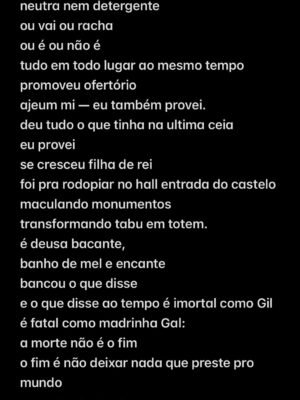 Alice Carvalho Instagram - parece que o tempo vai passando e a luta é mesmo contra minha própria memoria
há 5 meses vivendo em estado de alerta
catando audios e fotos como mensagens na garrafa
não posso esquecer nada
nao quero esquecer, nao é justo esquecer
sendo que esquecer das coisas é tao importante quanto lembrar, eu sei disso. se a gente nao esquecesse de algumas coisas, cada um precisaria ter 2 cabeças
mas essa é a luta de quem tem saudade
ontem a noite, ainda mexida com o WME, so consegui dormir as 4 da manhã pq lembrei de coisas que ainda não tinha lembrado, como quando voce mandava fabinho deixar coisas pra mim lá em casa
como quando você me mandou pra festa com francisco, nao sei se pra ele cuidar de mim ou eu cuidar dele
sua carinha descendo as escadas antes de irmos ao show de seu pai e nossa cumplicidade ali, ajeitando a almofadinha
um churrasco na sua casa e eu lhe mostrei um mc la de natal, e você gritou “é minha musica!!!!” seguida da melhor gargalhada do mundo (a musica era ‘bisexual’ kkkkk)
você sentada na sarjeta em botafogo, tomando uma cervejinha pela primeira vez de novo (e achando bom-ruim)

o luto é de tanta gente mas é travessia solitária
calundu de um, solfejo agonia
não tem no mundo quem entenda essa falta
podem saber, mas não vão entender
cada falta é de um jeito

queria uma IA que freiasse o esquecimento inevitavel das coisas
uma tecnologia de recriação de memorias tambem
talvez escrever seja isso, uma tecnologia
unir um monte de letras com o desejo de um mundo ideal
inventar esquecimentos melhores

no meu mundo ideal eu ouço você me chamar de “lilica” e eu acordo e é verdade

ainda bem que meu apelido ainda nao esqueci

🤎