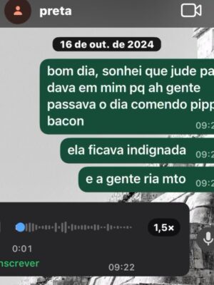 Alice Carvalho Instagram - parece que o tempo vai passando e a luta é mesmo contra minha própria memoria
há 5 meses vivendo em estado de alerta
catando audios e fotos como mensagens na garrafa
não posso esquecer nada
nao quero esquecer, nao é justo esquecer
sendo que esquecer das coisas é tao importante quanto lembrar, eu sei disso. se a gente nao esquecesse de algumas coisas, cada um precisaria ter 2 cabeças
mas essa é a luta de quem tem saudade
ontem a noite, ainda mexida com o WME, so consegui dormir as 4 da manhã pq lembrei de coisas que ainda não tinha lembrado, como quando voce mandava fabinho deixar coisas pra mim lá em casa
como quando você me mandou pra festa com francisco, nao sei se pra ele cuidar de mim ou eu cuidar dele
sua carinha descendo as escadas antes de irmos ao show de seu pai e nossa cumplicidade ali, ajeitando a almofadinha
um churrasco na sua casa e eu lhe mostrei um mc la de natal, e você gritou “é minha musica!!!!” seguida da melhor gargalhada do mundo (a musica era ‘bisexual’ kkkkk)
você sentada na sarjeta em botafogo, tomando uma cervejinha pela primeira vez de novo (e achando bom-ruim)

o luto é de tanta gente mas é travessia solitária
calundu de um, solfejo agonia
não tem no mundo quem entenda essa falta
podem saber, mas não vão entender
cada falta é de um jeito

queria uma IA que freiasse o esquecimento inevitavel das coisas
uma tecnologia de recriação de memorias tambem
talvez escrever seja isso, uma tecnologia
unir um monte de letras com o desejo de um mundo ideal
inventar esquecimentos melhores

no meu mundo ideal eu ouço você me chamar de “lilica” e eu acordo e é verdade

ainda bem que meu apelido ainda nao esqueci

🤎
