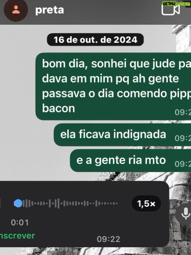 Alice Carvalho - 34.8K Likes - parece que o tempo vai passando e a luta é mesmo contra minha própria memoria
há 5 meses vivendo em estado de alerta
catando audios e fotos como mensagens na garrafa
não posso esquecer nada
nao quero esquecer, nao é justo esquecer
sendo que esquecer das coisas é tao importante quanto lembrar, eu sei disso. se a gente nao esquecesse de algumas coisas, cada um precisaria ter 2 cabeças
mas essa é a luta de quem tem saudade
ontem a noite, ainda mexida com o WME, so consegui dormir as 4 da manhã pq lembrei de coisas que ainda não tinha lembrado, como quando voce mandava fabinho deixar coisas pra mim lá em casa
como quando você me mandou pra festa com francisco, nao sei se pra ele cuidar de mim ou eu cuidar dele
sua carinha descendo as escadas antes de irmos ao show de seu pai e nossa cumplicidade ali, ajeitando a almofadinha
um churrasco na sua casa e eu lhe mostrei um mc la de natal, e você gritou “é minha musica!!!!” seguida da melhor gargalhada do mundo (a musica era ‘bisexual’ kkkkk)
você sentada na sarjeta em botafogo, tomando uma cervejinha pela primeira vez de novo (e achando bom-ruim)

o luto é de tanta gente mas é travessia solitária
calundu de um, solfejo agonia
não tem no mundo quem entenda essa falta
podem saber, mas não vão entender
cada falta é de um jeito

queria uma IA que freiasse o esquecimento inevitavel das coisas
uma tecnologia de recriação de memorias tambem
talvez escrever seja isso, uma tecnologia
unir um monte de letras com o desejo de um mundo ideal
inventar esquecimentos melhores

no meu mundo ideal eu ouço você me chamar de “lilica” e eu acordo e é verdade

ainda bem que meu apelido ainda nao esqueci

🤎