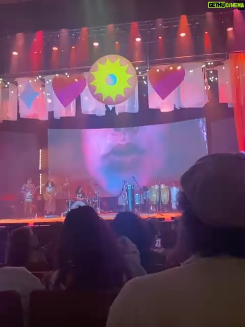 Alice Carvalho - 34.8K Likes - parece que o tempo vai passando e a luta é mesmo contra minha própria memoria
há 5 meses vivendo em estado de alerta
catando audios e fotos como mensagens na garrafa
não posso esquecer nada
nao quero esquecer, nao é justo esquecer
sendo que esquecer das coisas é tao importante quanto lembrar, eu sei disso. se a gente nao esquecesse de algumas coisas, cada um precisaria ter 2 cabeças
mas essa é a luta de quem tem saudade
ontem a noite, ainda mexida com o WME, so consegui dormir as 4 da manhã pq lembrei de coisas que ainda não tinha lembrado, como quando voce mandava fabinho deixar coisas pra mim lá em casa
como quando você me mandou pra festa com francisco, nao sei se pra ele cuidar de mim ou eu cuidar dele
sua carinha descendo as escadas antes de irmos ao show de seu pai e nossa cumplicidade ali, ajeitando a almofadinha
um churrasco na sua casa e eu lhe mostrei um mc la de natal, e você gritou “é minha musica!!!!” seguida da melhor gargalhada do mundo (a musica era ‘bisexual’ kkkkk)
você sentada na sarjeta em botafogo, tomando uma cervejinha pela primeira vez de novo (e achando bom-ruim)

o luto é de tanta gente mas é travessia solitária
calundu de um, solfejo agonia
não tem no mundo quem entenda essa falta
podem saber, mas não vão entender
cada falta é de um jeito

queria uma IA que freiasse o esquecimento inevitavel das coisas
uma tecnologia de recriação de memorias tambem
talvez escrever seja isso, uma tecnologia
unir um monte de letras com o desejo de um mundo ideal
inventar esquecimentos melhores

no meu mundo ideal eu ouço você me chamar de “lilica” e eu acordo e é verdade

ainda bem que meu apelido ainda nao esqueci

🤎