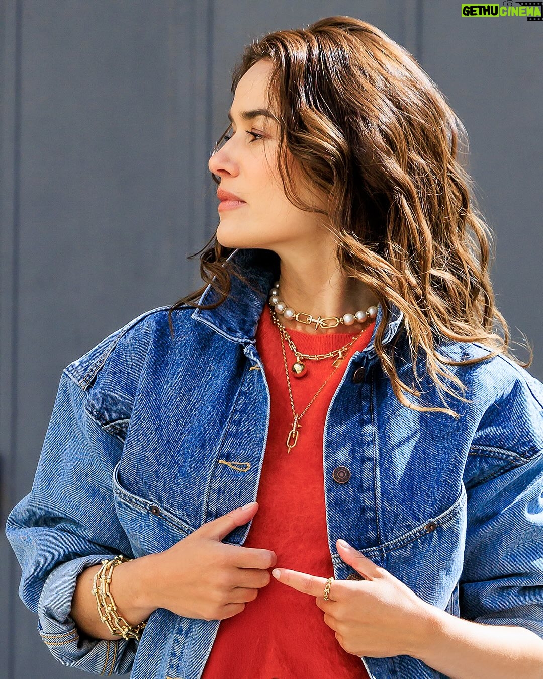 Alice David - 9.5K Likes - Élégance brute et affirmation de soi. Voici les maîtres-mots de la collection HardWear de Tiffany & Co. L’actrice @alice___david joue le jeu de l’accumulation pour un look qui matche avec sa personnalité. Car, comme elle l’affirme : « Être honnête avec ses désirs, c’est une manière de toujours se connecter avec la joie de faire et d’entreprendre quelque chose. »

Création & production : Studio Brand Experiences CMI MEDIA
Photographe : @lefrenchystyle 
Coiffure : @maxime_guicheteau 
Maquillage : @jeannesalord
Stylisme : @elisabethakessoul 

Collaboration commerciale avec @tiffanyandco. 

#ellefrance #ellemagazine #alicedavid #tiffanyandco