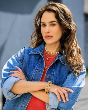 Alice David Instagram - Élégance brute et affirmation de soi. Voici les maîtres-mots de la collection HardWear de Tiffany & Co. L’actrice @alice___david joue le jeu de l’accumulation pour un look qui matche avec sa personnalité. Car, comme elle l’affirme : « Être honnête avec ses désirs, c’est une manière de toujours se connecter avec la joie de faire et d’entreprendre quelque chose. »

Création & production : Studio Brand Experiences CMI MEDIA
Photographe : @lefrenchystyle 
Coiffure : @maxime_guicheteau 
Maquillage : @jeannesalord
Stylisme : @elisabethakessoul 

Collaboration commerciale avec @tiffanyandco. 

#ellefrance #ellemagazine #alicedavid #tiffanyandco