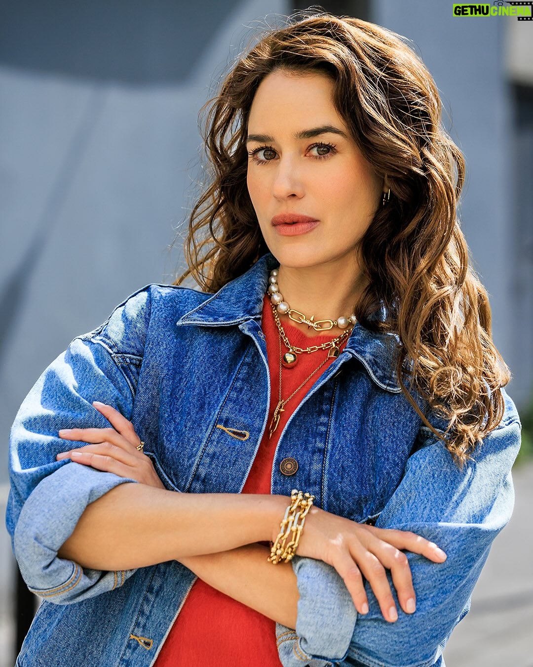 Alice David - 9.5K Likes - Élégance brute et affirmation de soi. Voici les maîtres-mots de la collection HardWear de Tiffany & Co. L’actrice @alice___david joue le jeu de l’accumulation pour un look qui matche avec sa personnalité. Car, comme elle l’affirme : « Être honnête avec ses désirs, c’est une manière de toujours se connecter avec la joie de faire et d’entreprendre quelque chose. »

Création & production : Studio Brand Experiences CMI MEDIA
Photographe : @lefrenchystyle 
Coiffure : @maxime_guicheteau 
Maquillage : @jeannesalord
Stylisme : @elisabethakessoul 

Collaboration commerciale avec @tiffanyandco. 

#ellefrance #ellemagazine #alicedavid #tiffanyandco