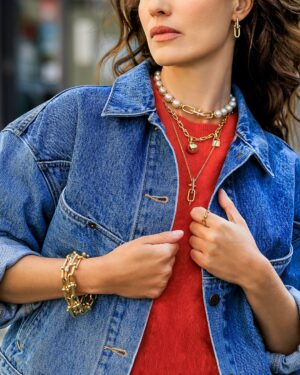 Alice David Instagram - Élégance brute et affirmation de soi. Voici les maîtres-mots de la collection HardWear de Tiffany & Co. L’actrice @alice___david joue le jeu de l’accumulation pour un look qui matche avec sa personnalité. Car, comme elle l’affirme : « Être honnête avec ses désirs, c’est une manière de toujours se connecter avec la joie de faire et d’entreprendre quelque chose. »

Création & production : Studio Brand Experiences CMI MEDIA
Photographe : @lefrenchystyle 
Coiffure : @maxime_guicheteau 
Maquillage : @jeannesalord
Stylisme : @elisabethakessoul 

Collaboration commerciale avec @tiffanyandco. 

#ellefrance #ellemagazine #alicedavid #tiffanyandco