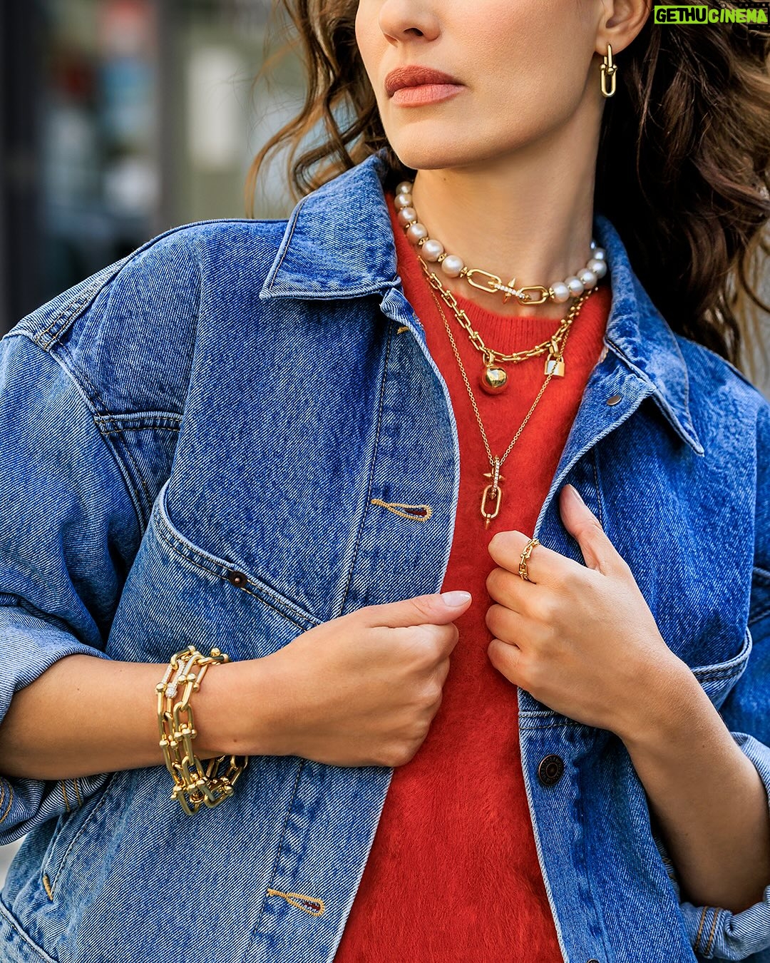 Alice David - 9.5K Likes - Élégance brute et affirmation de soi. Voici les maîtres-mots de la collection HardWear de Tiffany & Co. L’actrice @alice___david joue le jeu de l’accumulation pour un look qui matche avec sa personnalité. Car, comme elle l’affirme : « Être honnête avec ses désirs, c’est une manière de toujours se connecter avec la joie de faire et d’entreprendre quelque chose. »

Création & production : Studio Brand Experiences CMI MEDIA
Photographe : @lefrenchystyle 
Coiffure : @maxime_guicheteau 
Maquillage : @jeannesalord
Stylisme : @elisabethakessoul 

Collaboration commerciale avec @tiffanyandco. 

#ellefrance #ellemagazine #alicedavid #tiffanyandco