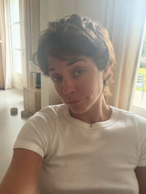 Alice Isaaz Instagram - Miss l’époque où je n’avais pas la coupe de Dick Rivers